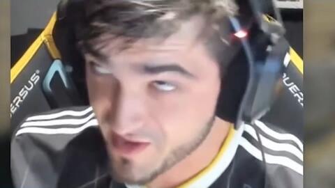 她以坚定的 她以坚定的